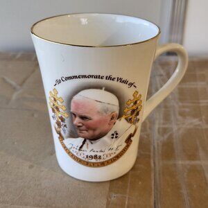 VINTAGE RARE 1982 POPE JOHN PAUL II VISIT TO UK COFFEE CUP GUC SEE PICS "BIN D"